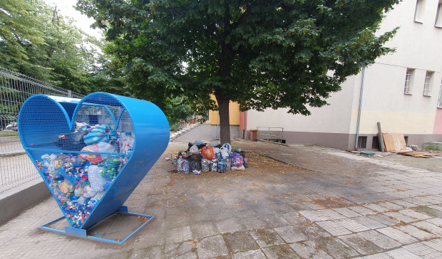 TD Дворът на училище в Пловдив заприлича на сметище видя Plovdiv24 bg