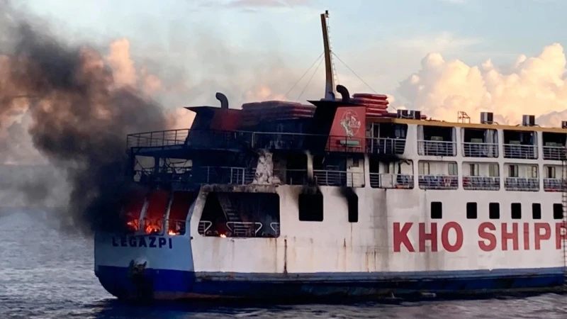 Кораб със 120 души се запали край Филипините