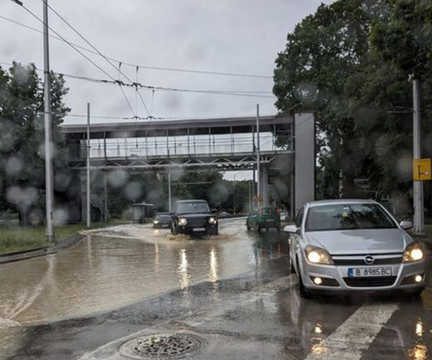 Поройният дъжд който се изля над Варна буквално наводни някои