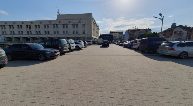 </TD
>Главната улица на Пловдив е превърната буквално в паркинг, видя