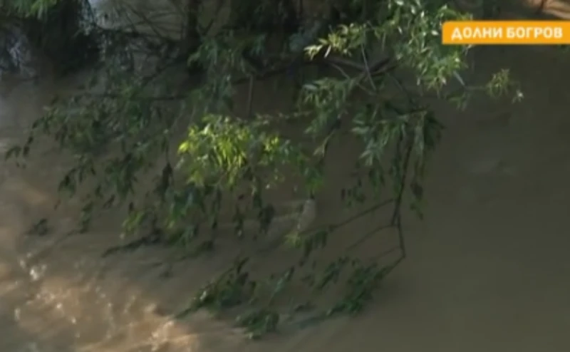 Спада нивото на река Лесновска край Долни Богров в София