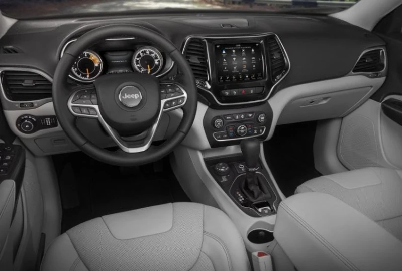 Шофьорка с Jeep Cherokee блъсна 5 коли в Пловдив!