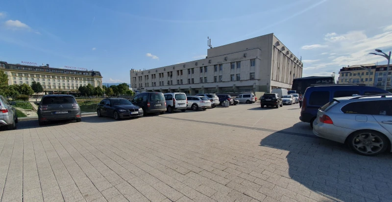 Пълен абсурд: Никой не знае защо десетки коли паркираха на Главната, няма наказани