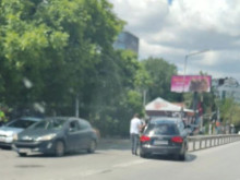 Кола "кацна" на мантинелата на бул. "Симеоновско шосе" в София
