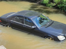 Кола падна в канала "Паша арк" в Пазарджик
