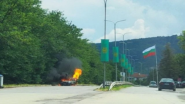 Кола се запали в движение в Шумен, има пострадали