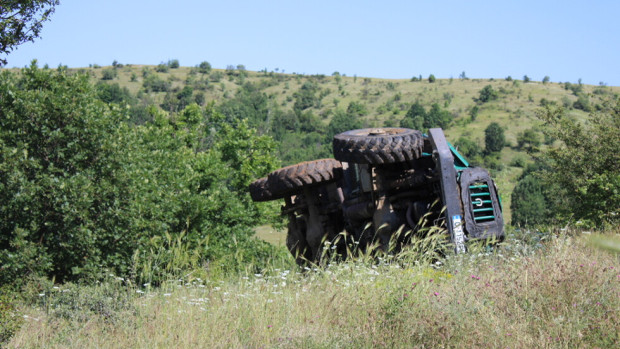 TD Камион се обърна на черен път край Благоевград  пострада 45 годишна жена