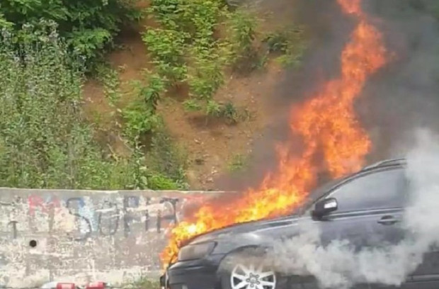 Горящ автомобил в района на Смядово затруднява движението предупреждават от