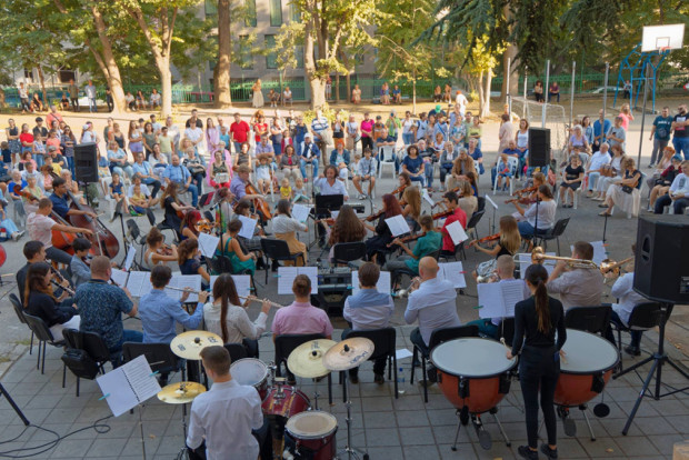 Музикалното училище във Варна ще отпразнува своя обновен двор с