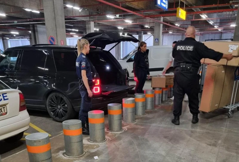 Полицаи товарят мебели в автомобила на Любена Павлова