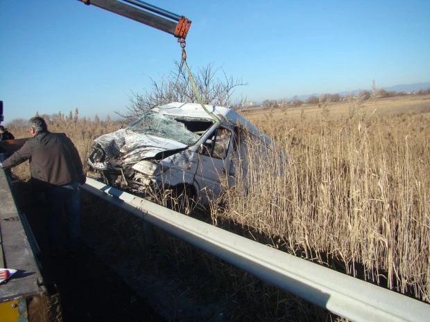 Две деца пострадаха при катастрофа на бус, натоварен с дърва