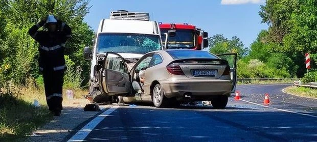 Трима души пострадаха при тежка катастрофа на Подбалканския път