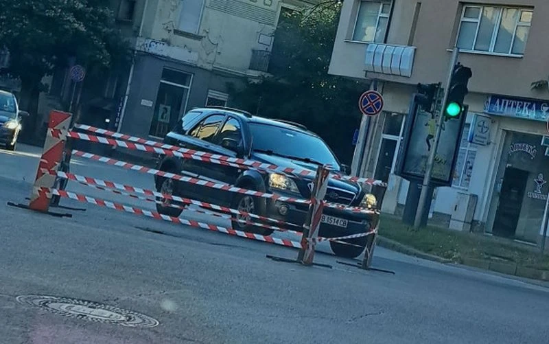 ВиК проверява за по-сериозен проблем заради пропадането на асфалта на кръстовище в Пловдив