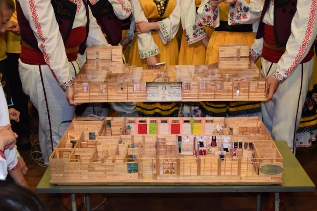 Летен театър, направен от 3500 дървени клечки, показаха в Горна Оряховица