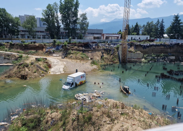 Граждани на София се спасяват от горещините в "Езерото Бароко"