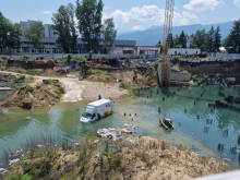 Граждани на София се спасяват от горещините в "Езерото Бароко"