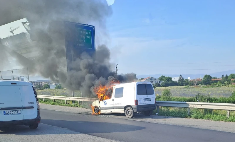 Автомобил изгоря на околовръстния път в София
