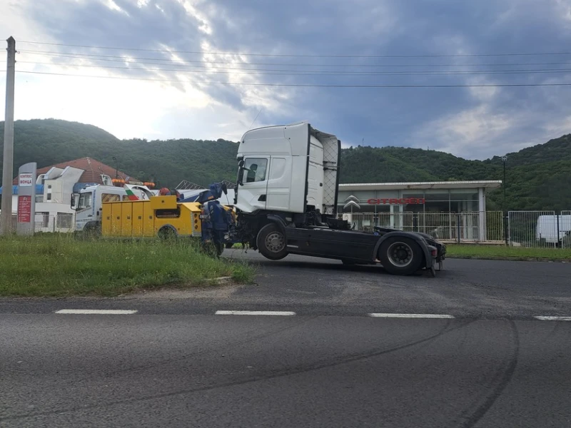Възстановено е движението по Главен път Е-79, задръстванията продължават