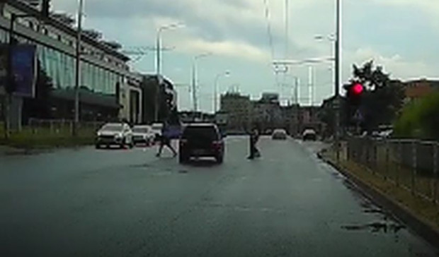 Неориентиран шофьор едва не мина през пешеходци във Варна научи