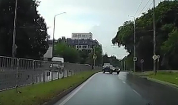 Шофьор нарушава правилата, показва видео в социалните мрежи