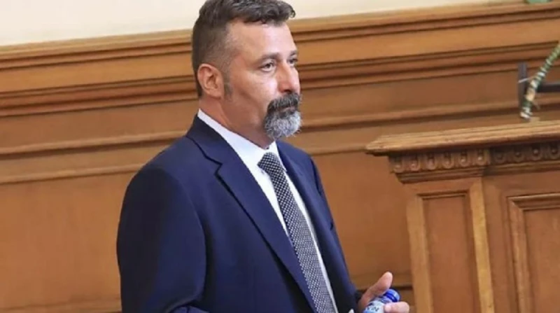 Филип Станев: Случва се нещо нередно, което може би ще се разпадне от само себе си