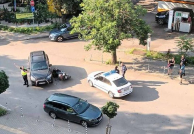 Автомобил блъсна моторист в София