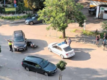 Автомобил блъсна моторист в София