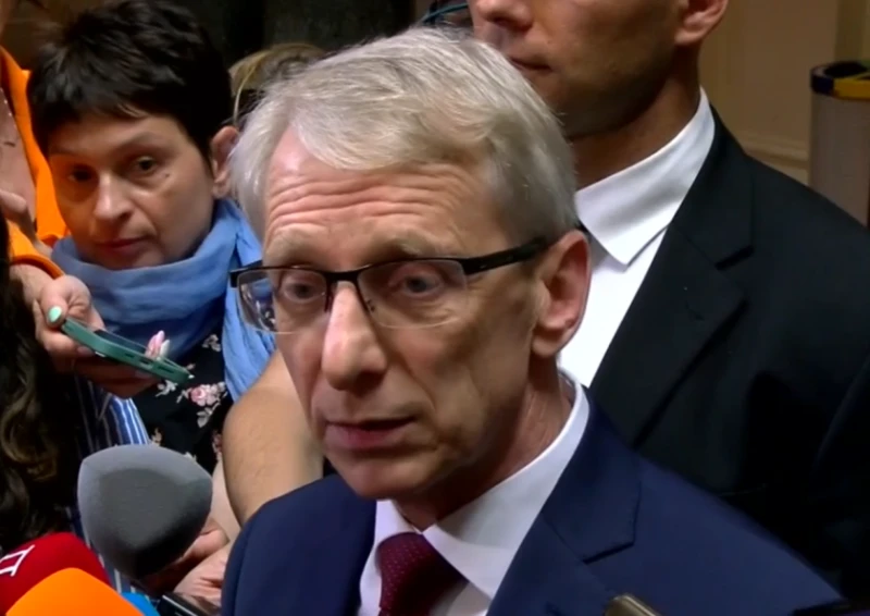 Денков отговори на Радев: Служебното правителство също пращаше военна помощ на Украйна