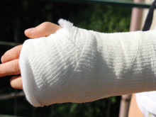Мъж счупи ръката на свой съселянин с дървен кол в Търговищко