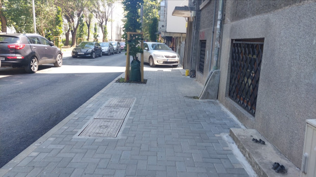 </TD
>Гражданино от село, тротоарът е нов и не е паркинг