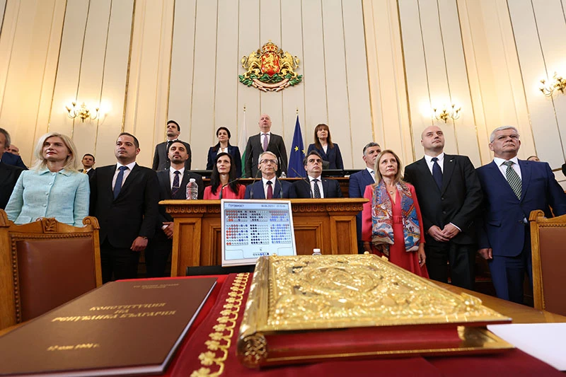 Пропуква ли се джентълменското споразумение и какво си казаха ГЕРБ-СДС и ПП-ДБ? (ОБЗОР)