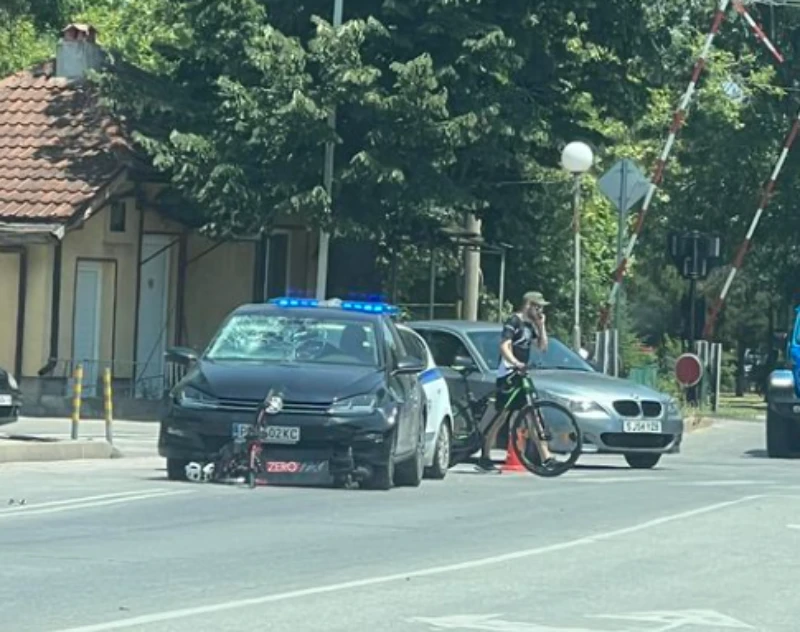 Автомобил връхлетя върху тротинетка на "Пещерско шосе", млад мъж е в болница