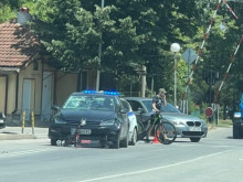 Автомобил връхлетя върху тротинетка на "Пещерско шосе", млад мъж е в болница