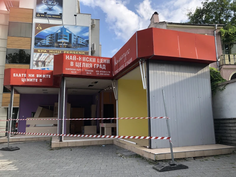 Махат павилиони близо до Главната