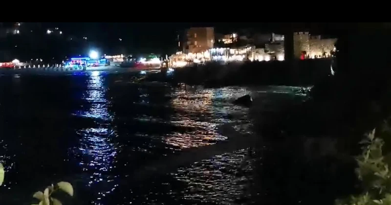 Голямо бяло петно се носи в морето в Созопол