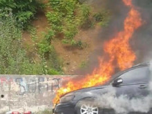 Автомобил изгоря напълно в Шумен, пожарът, предизвикан от късо съединение