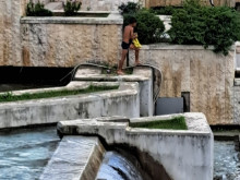 Роми използват обществени фонтани за къпане