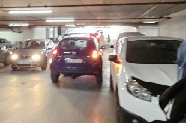 Шофьор блъсна две коли в подземния паркинг на Гранд Мол