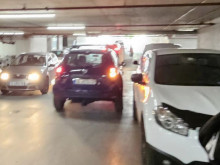 Шофьор блъсна 2 коли на паркинга на мол във Варна и избяга