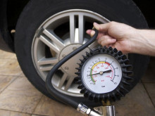 Бургаски полицаи помогнаха на пиян шофьор да смени гумата на колата си