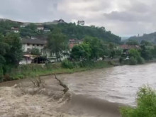 Проливен дъжд в Ловеч: Значително се е покачило нивото на река Осъм