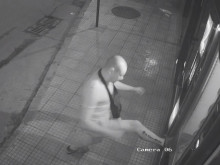 Мъж "напазарува" от вендинг автомат в Пловдив, не остана място в чантата и джобовете му