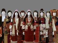 Казанлъчани представят богата изложба на автентични български носии в Пловдив