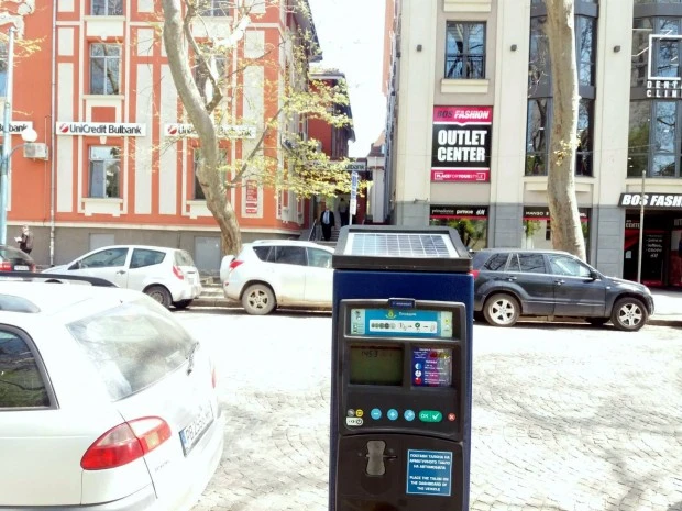 Купуват още 15 паркоместа за "синя зона" в Пловдив