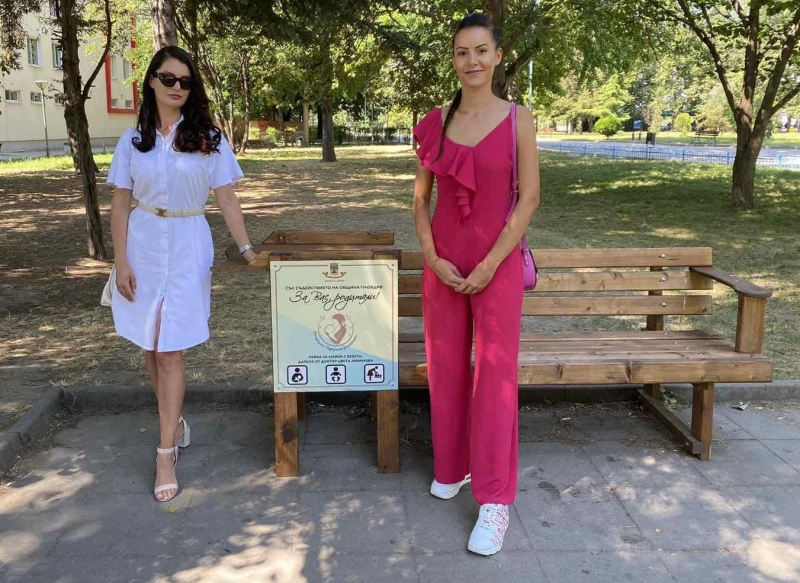 В Пловдив вече има специални пейки за кърмене!