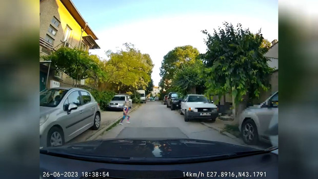 Дете изскочи пред движещ се автомобил във Варна Бързата реакция