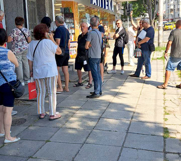 Опашки се извиха пред централата на Синя зона във Варна