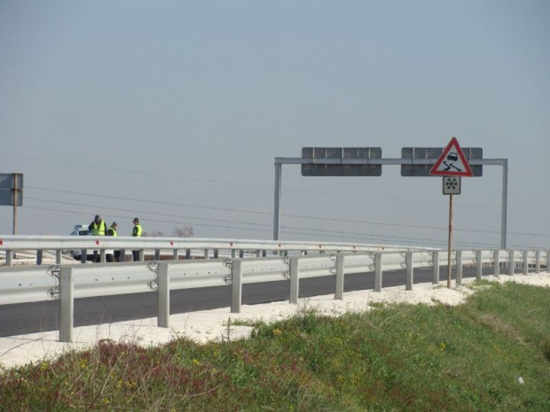 Благодарности за пловдивски пътни полицаи помогнали на шофьорка на автомагистрала