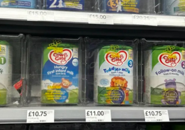 Супермаркети във Великобритания заключват адаптираното мляко за бебетата съобщава Скай Нюз  Причината са