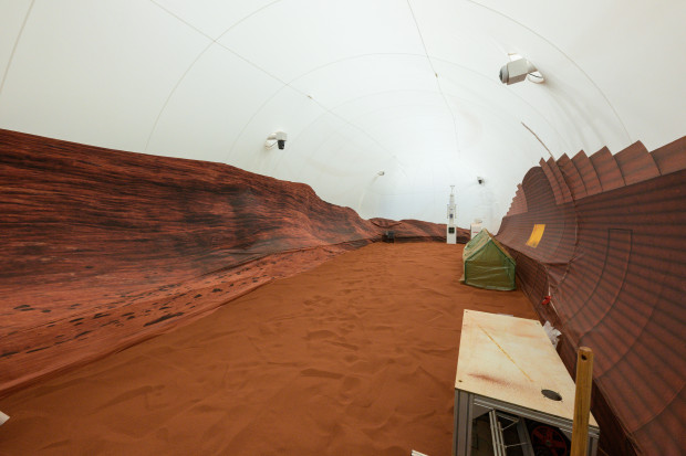 Четирима доброволци влязоха в симулиран марсиански хабитат като част от